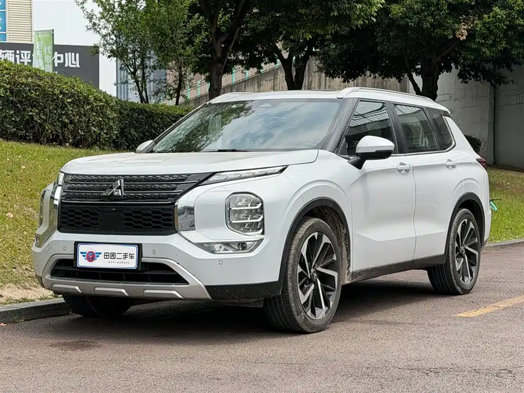 Mitsubishi Outlander 2023 — фото 1
