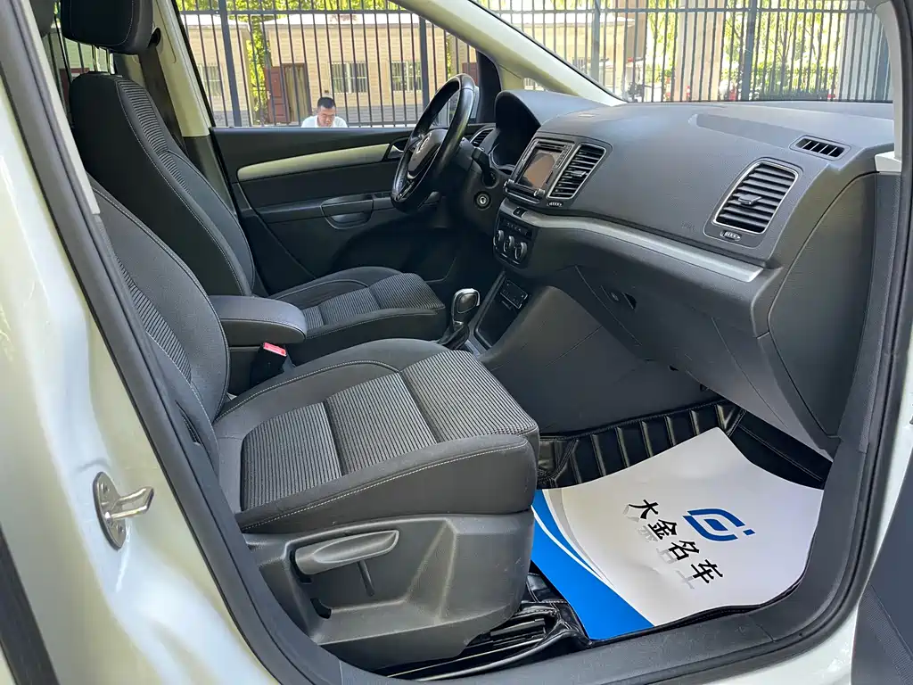 Volkswagen Sharan 2017 — фото 10
