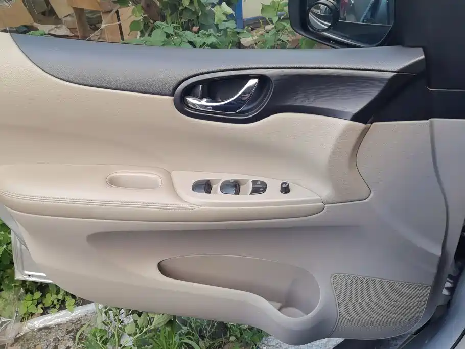 Nissan Tiida 2015