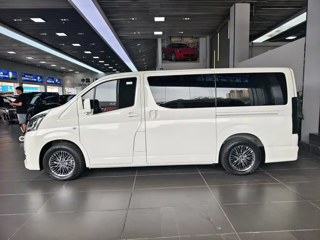 Toyota Hiace — фото 3