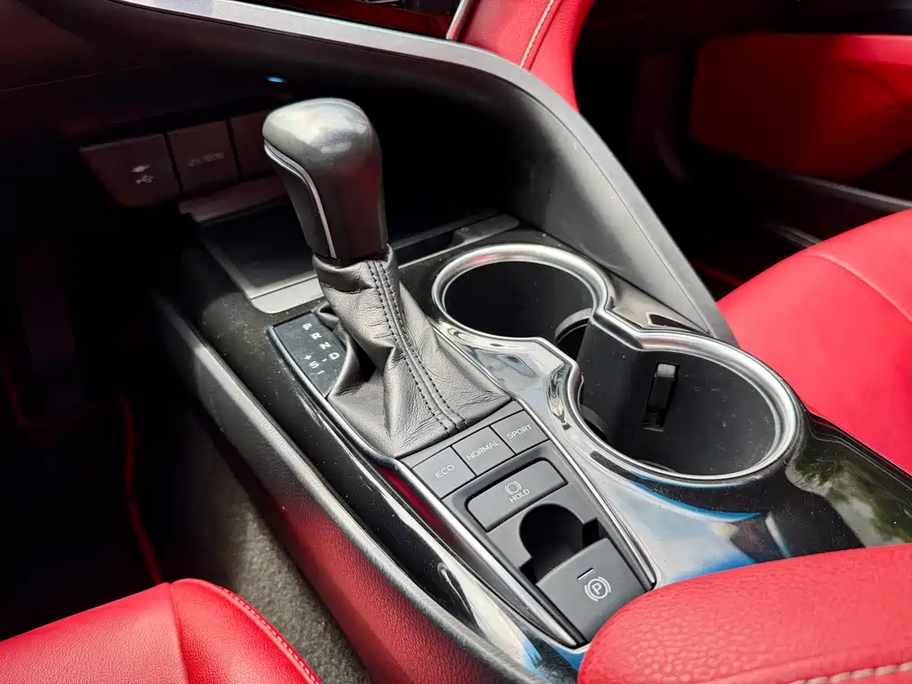 Toyota Camry 2018 — фото 16