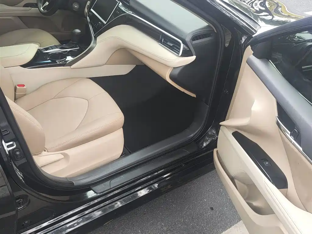Toyota Camry 2019 — фото 13