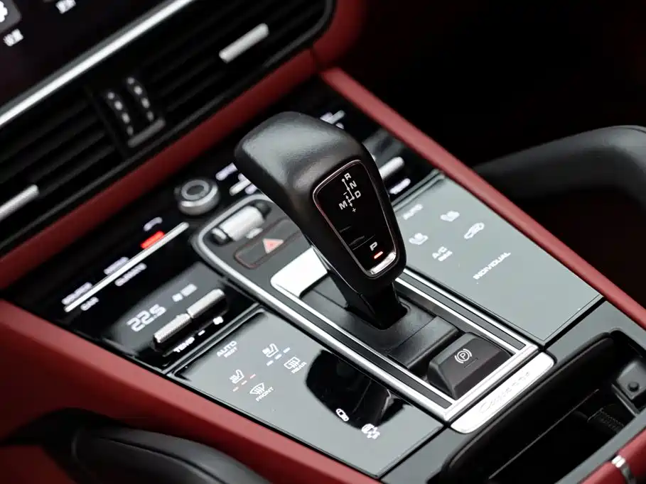Porsche Cayenne Hybrid 2022 — фото 18