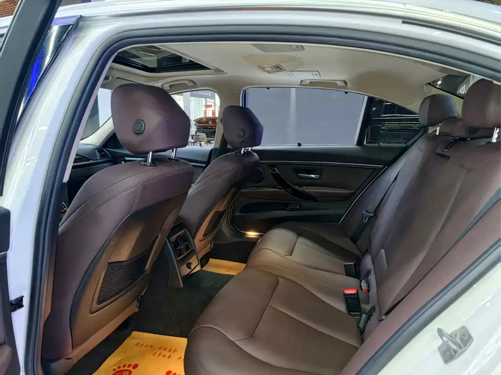 BMW 3 Series 2018 — фото 11