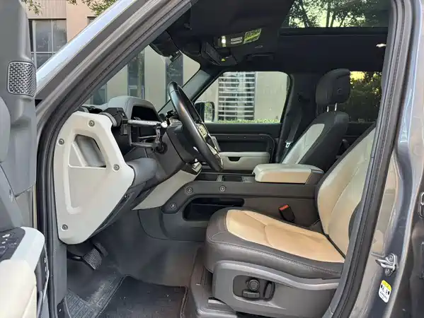 Land Rover Defender 2023