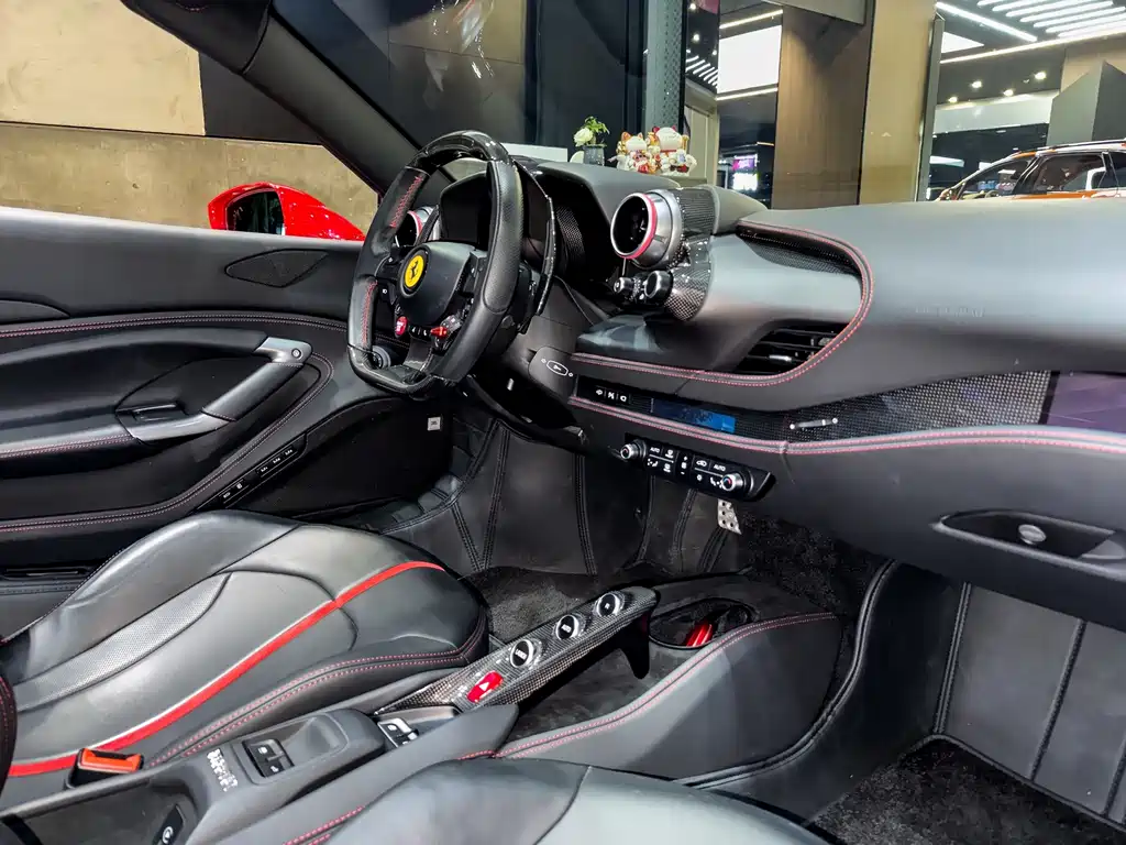 Ferrari F8 2023 — фото 18