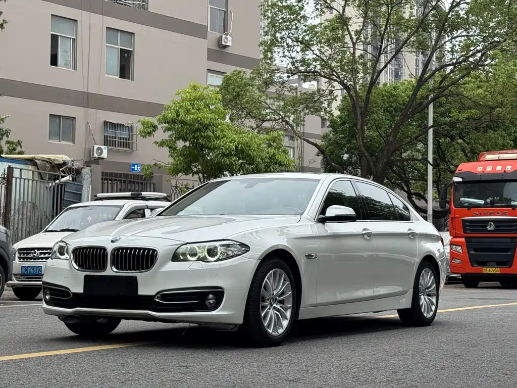 BMW 5 Series 2017 — фото 1