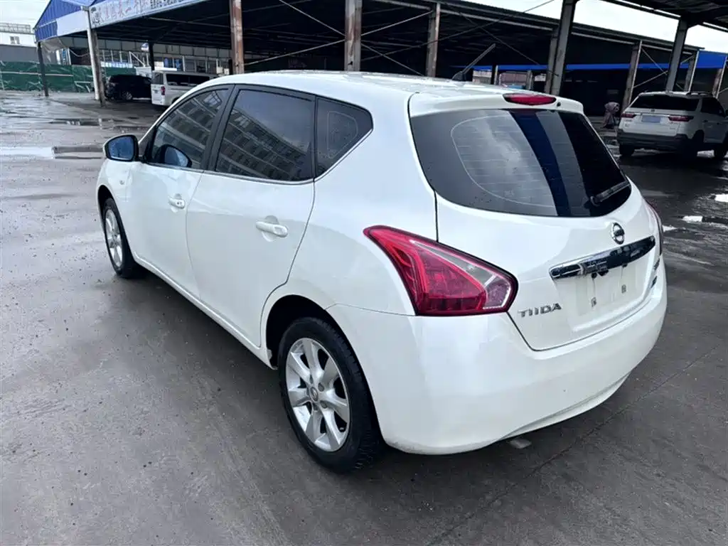 Nissan Tiida 2015 — фото 10