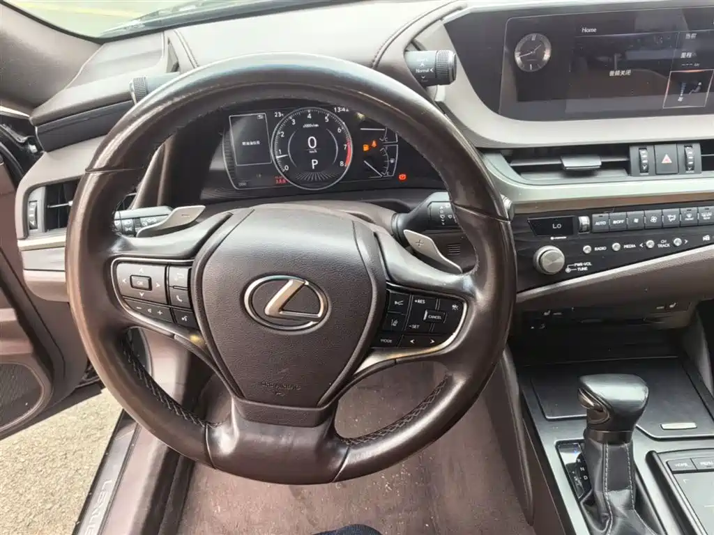 Lexus ES 2020 — фото 11