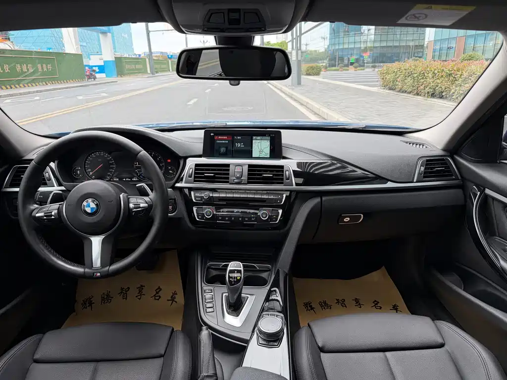 BMW 3 Series 2018 — фото 21