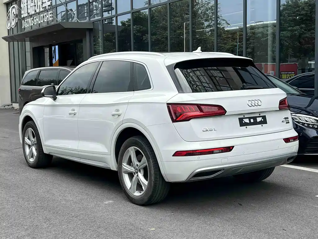 Audi Q5L 2021 — фото 9