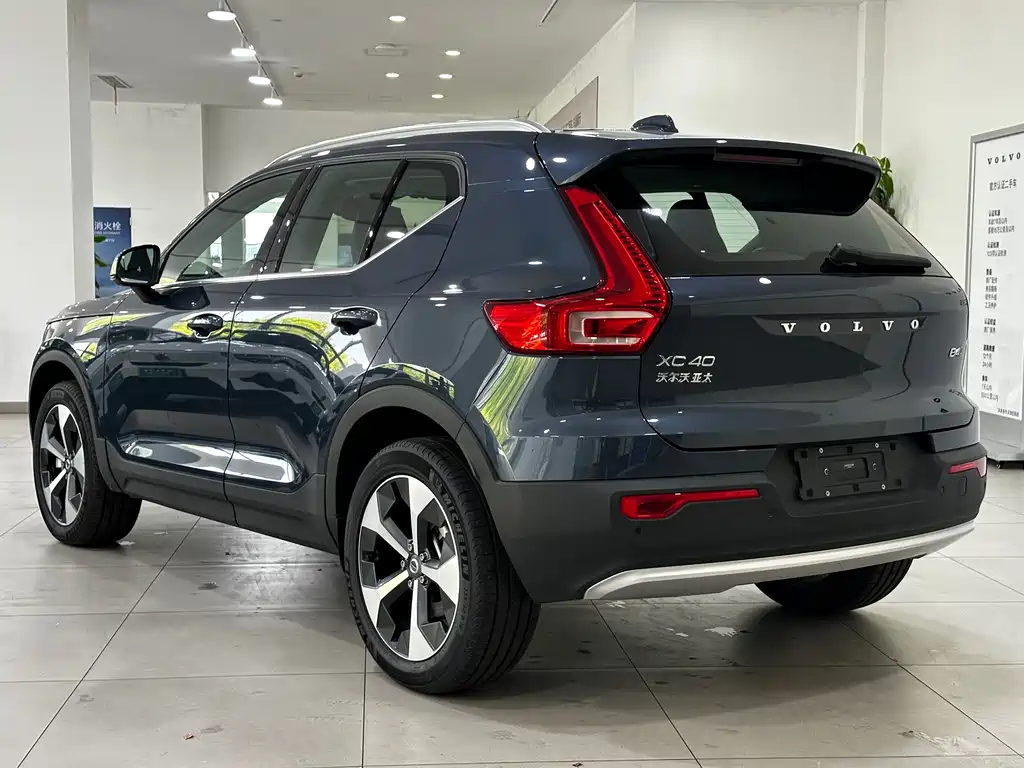 Volvo XC40 — фото 7