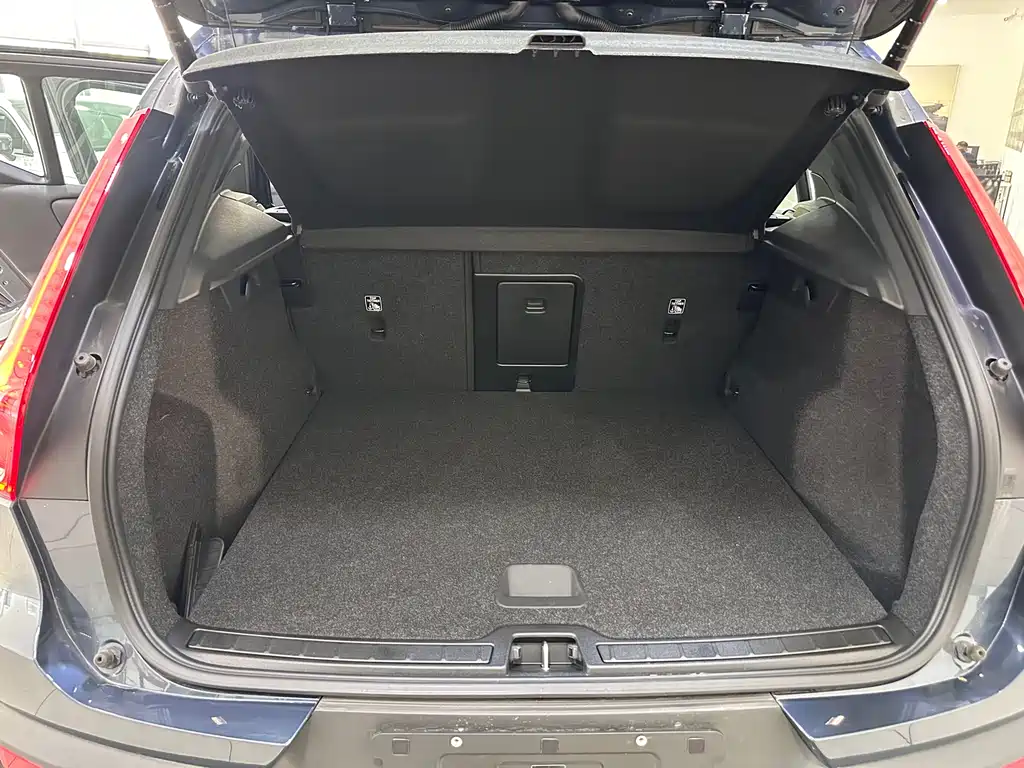 Volvo XC40 — фото 14