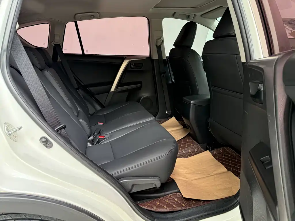 Toyota RAV4 2018 — фото 11