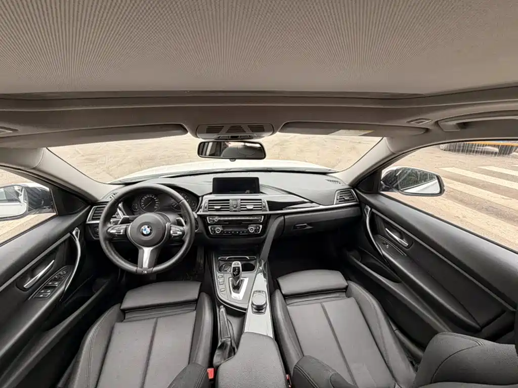 BMW 3 Series 2018 — фото 12