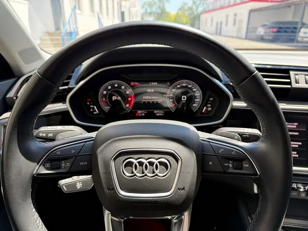 Audi Q3 2023 — фото 16