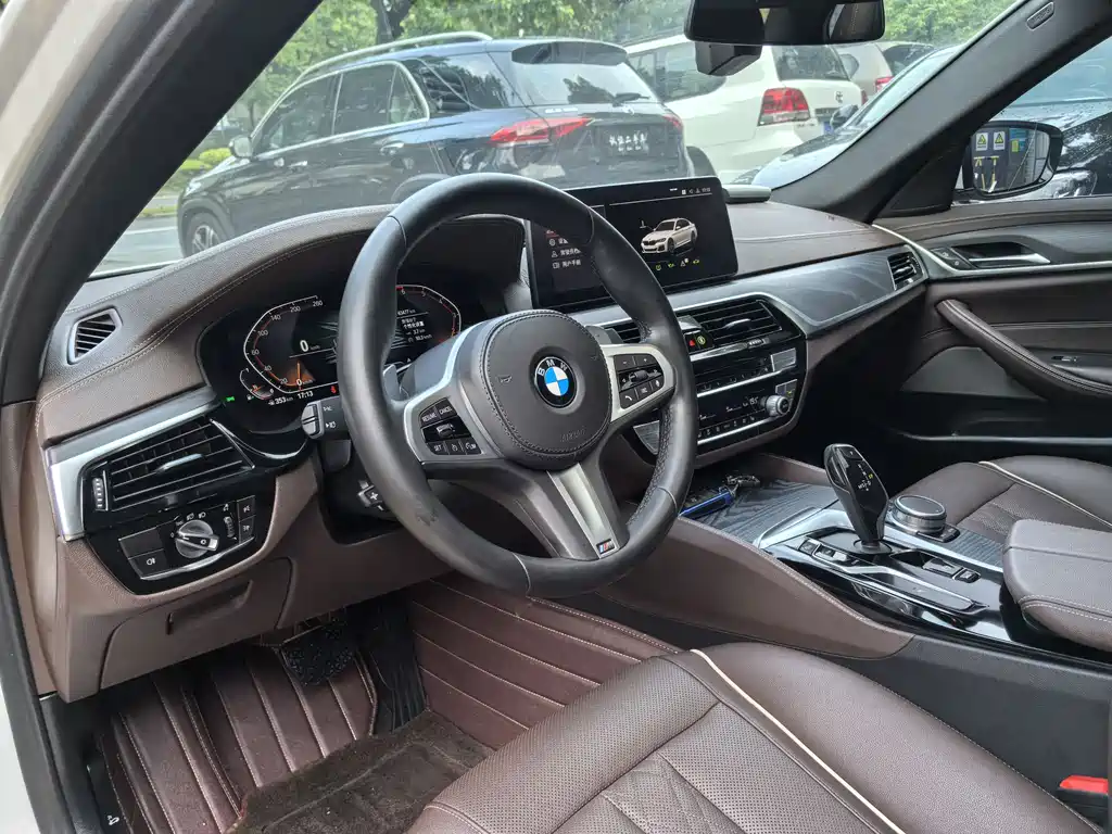 BMW 5 Series 2021 — фото 12