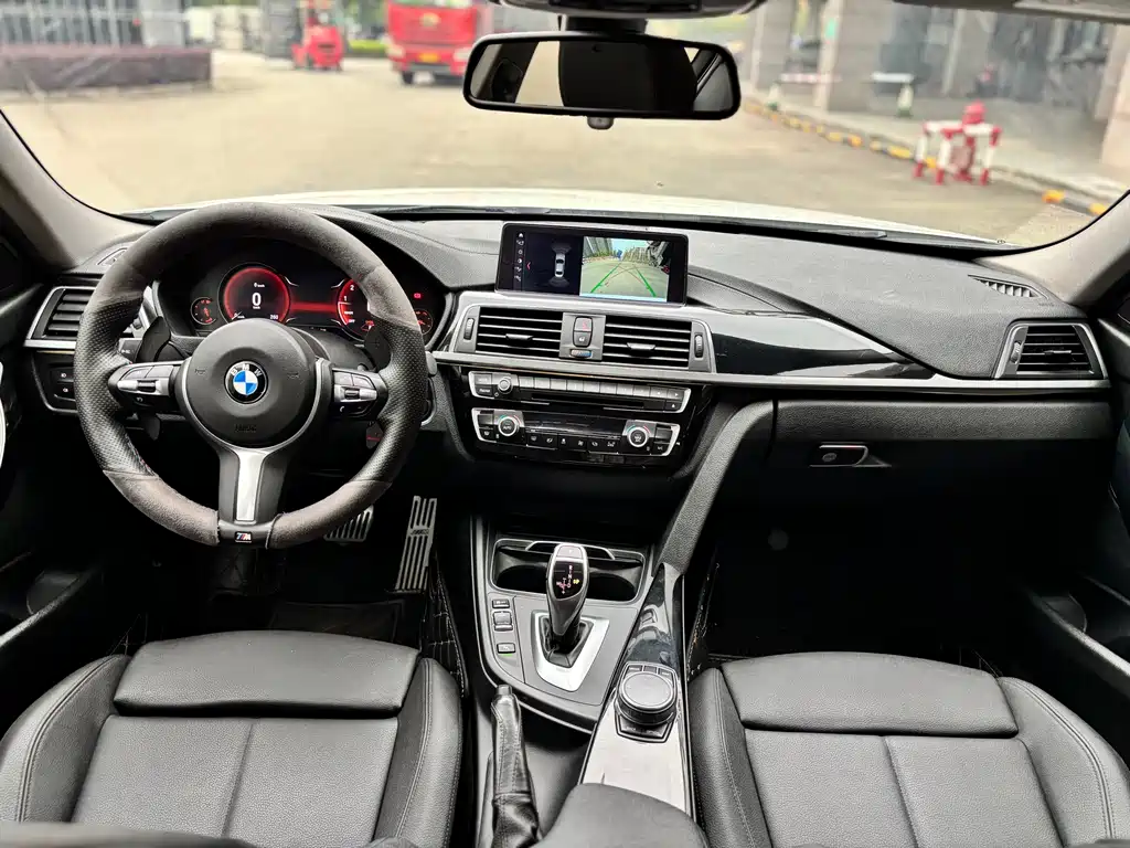 BMW 3 Series 2018 — фото 9