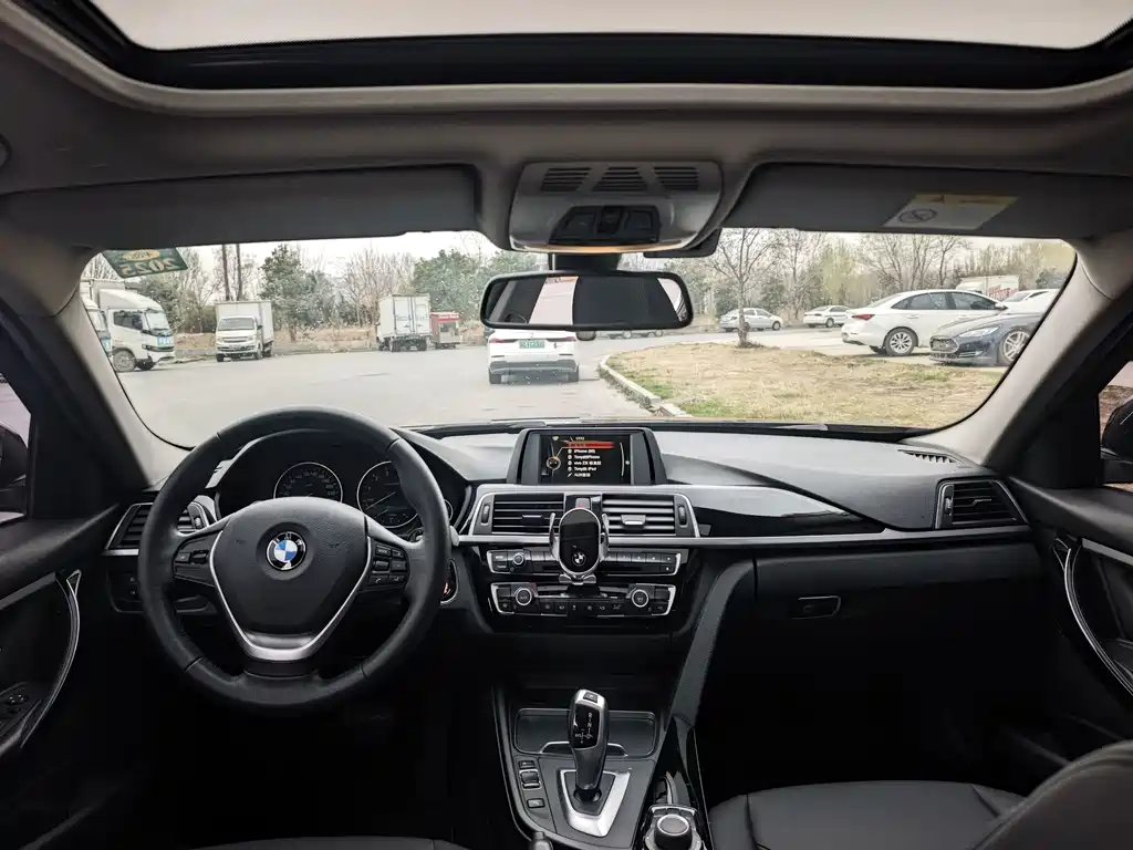 BMW 3 Series 2017 — фото 16