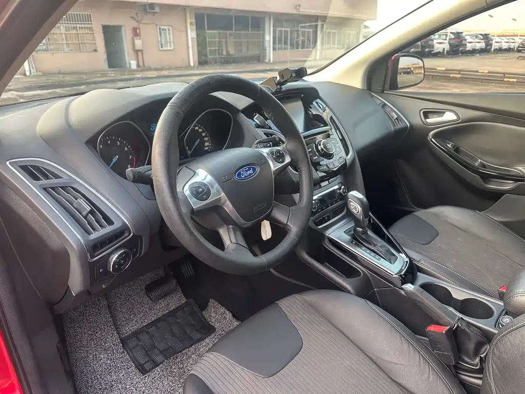 Ford Focus 2014 — фото 10