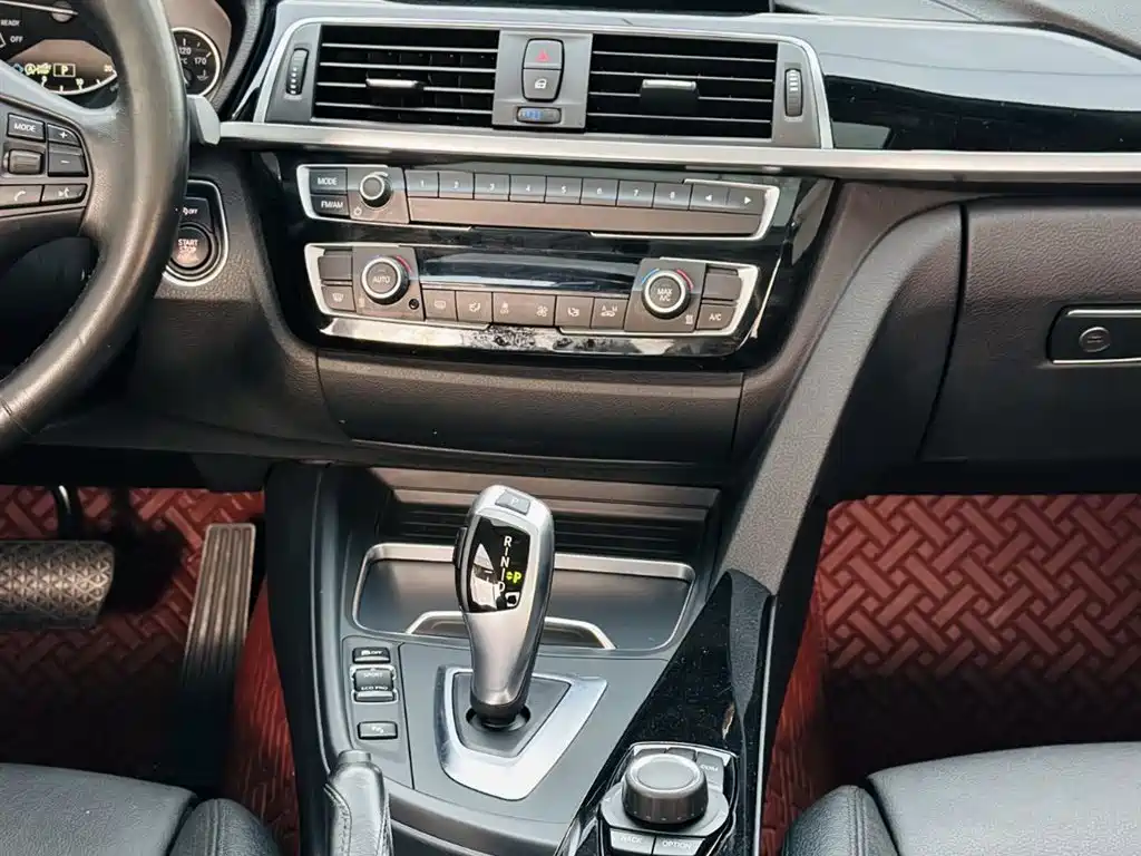 BMW 3 Series 2018 — фото 18