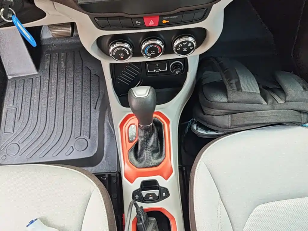 Jeep Renegade 2016 — фото 14