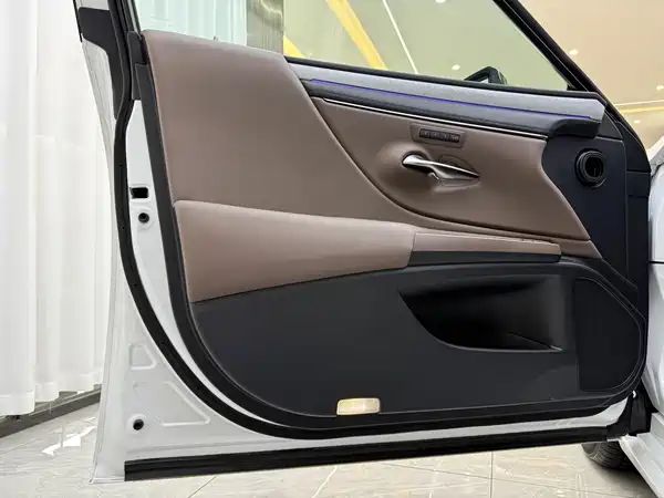 Lexus ES 2025