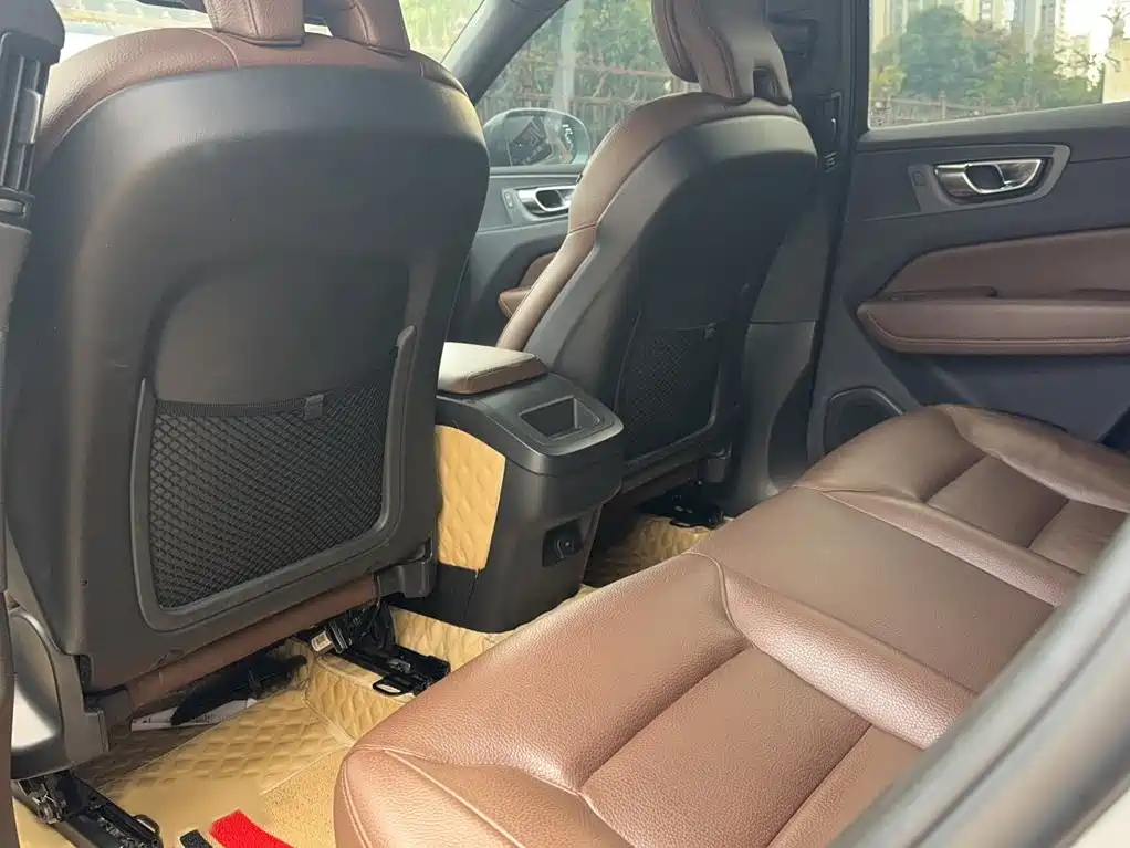 Volvo XC60 2022 — фото 23