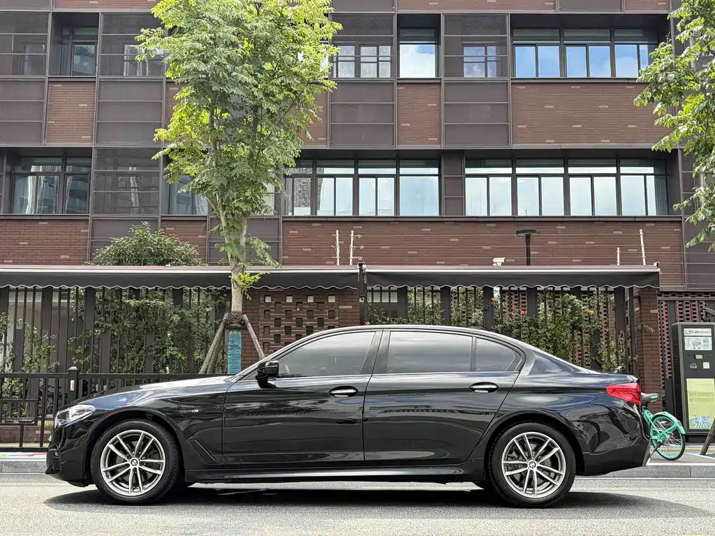 BMW 5 Series 2018 — фото 3