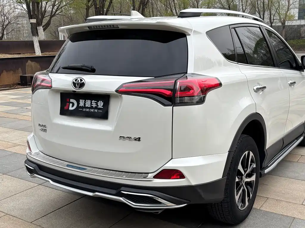Toyota RAV4 2018 — фото 7