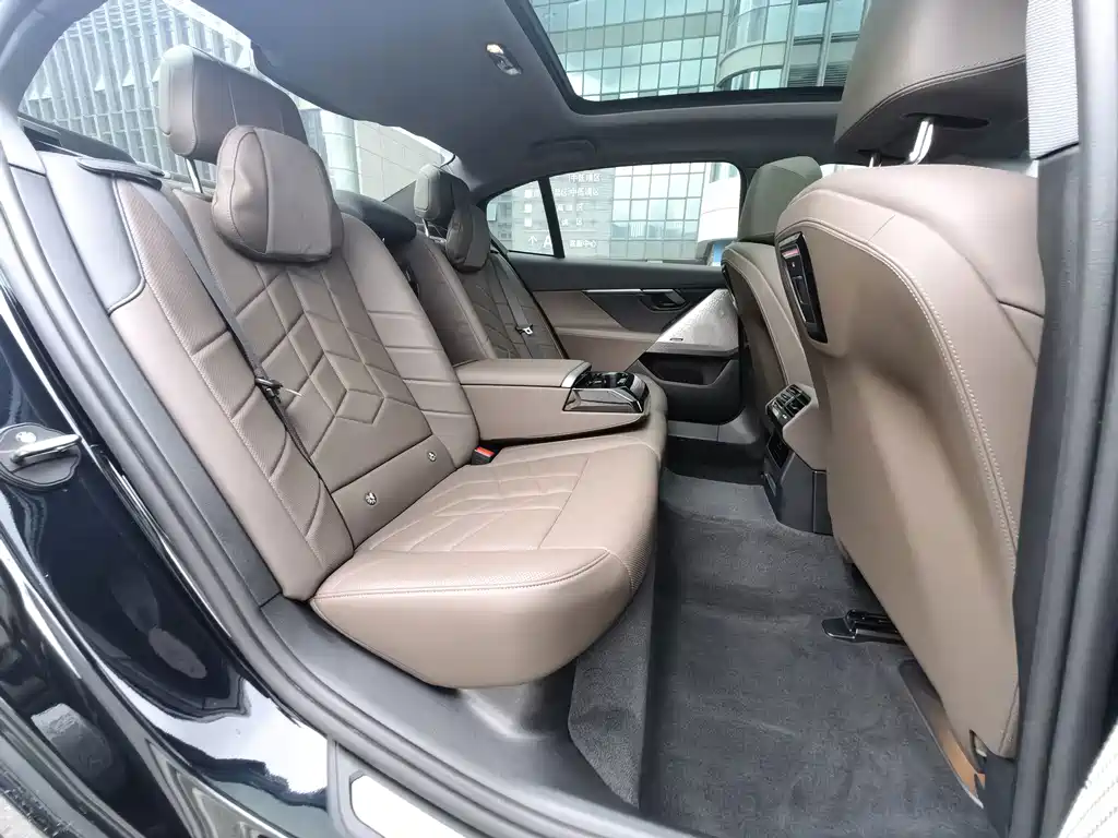 BMW 5 Series 2024 — фото 10