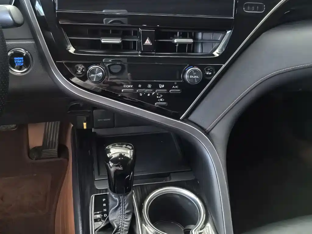 Toyota Camry 2021 — фото 10