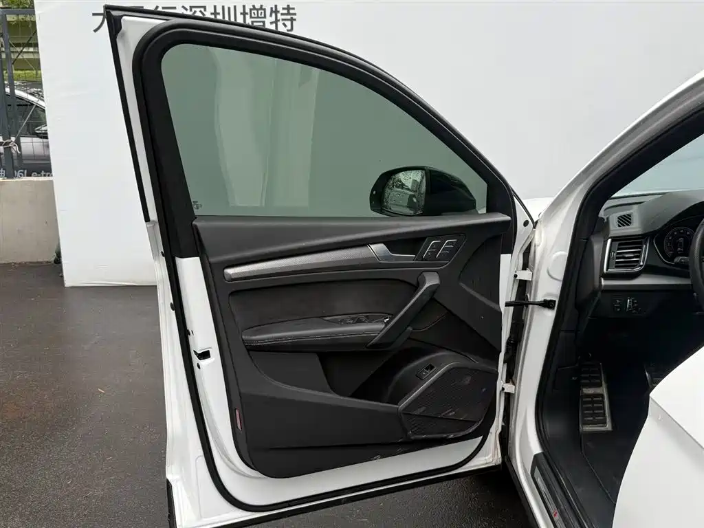 Audi Q5L Sportback 2024 — фото 17