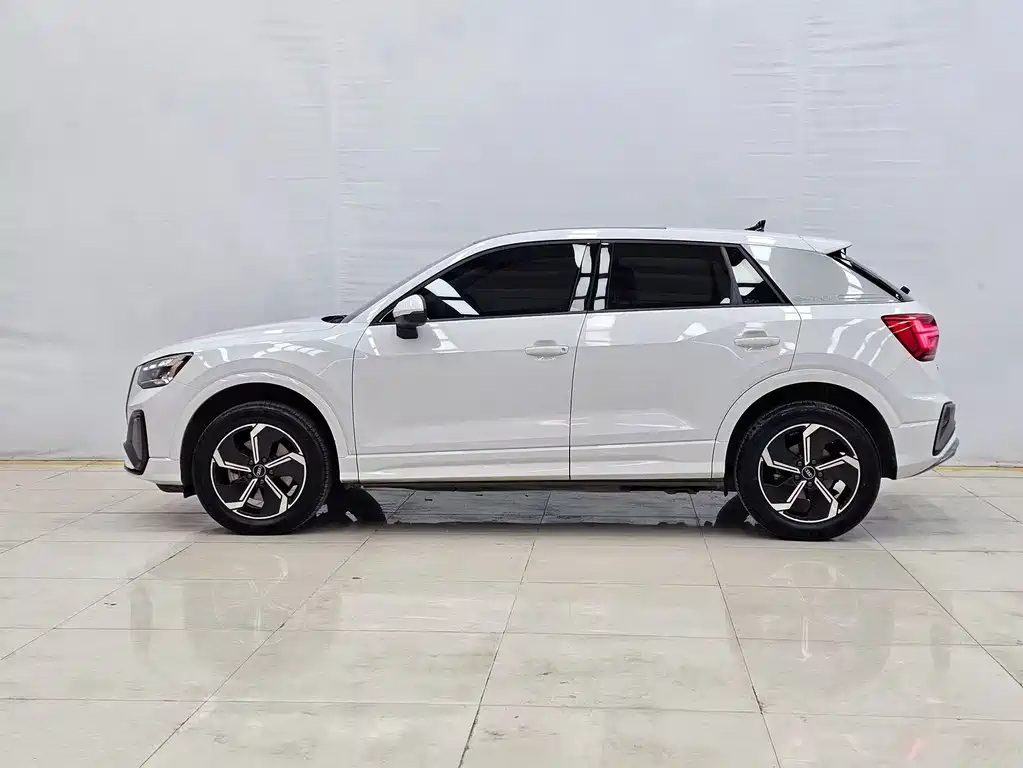 Audi Q2L e-tron 2023 — фото 8