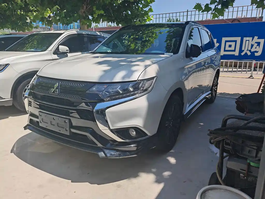 Mitsubishi Outlander 2023 — фото 1