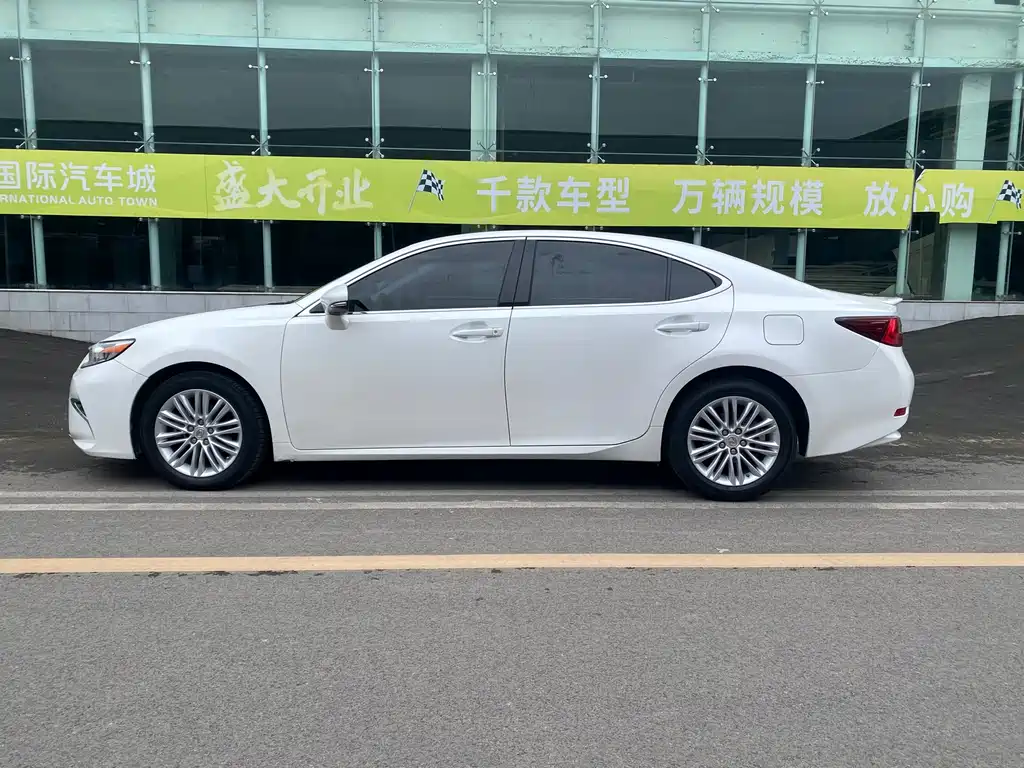 Lexus ES 2017 — фото 11