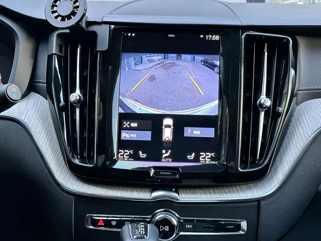 Volvo XC60 2019 — фото 14