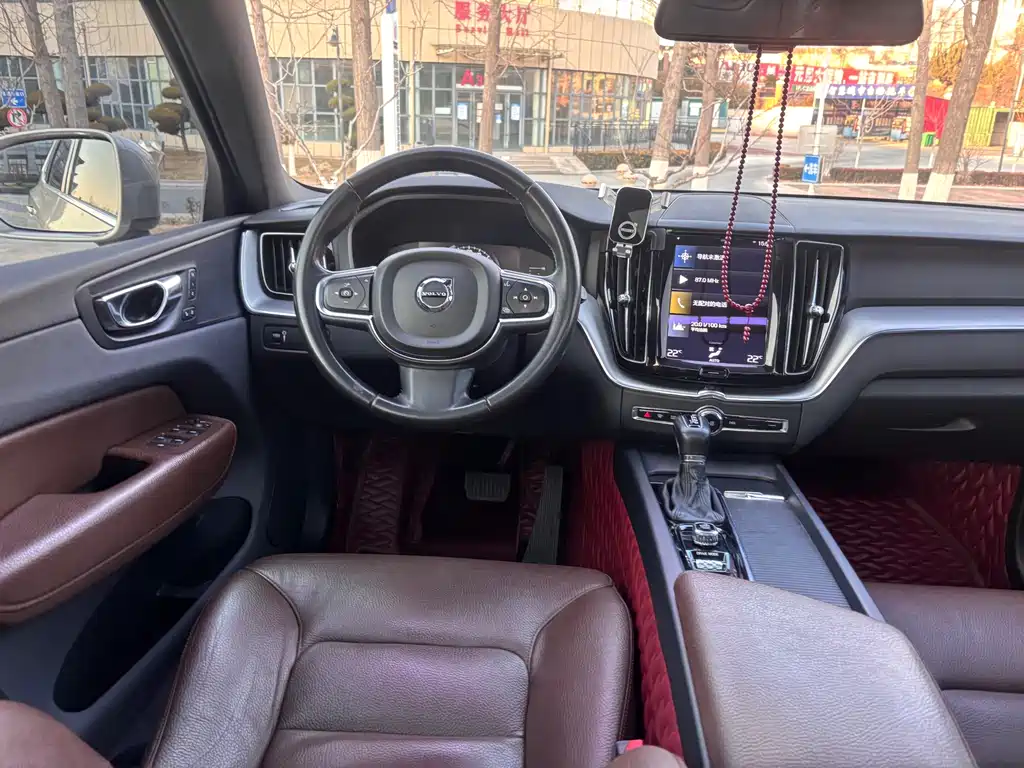 Volvo XC60 2021 — фото 18