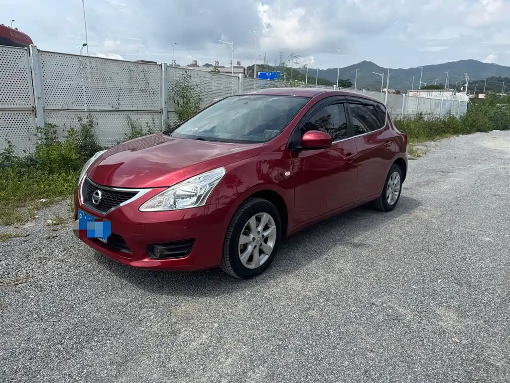 Nissan Tiida 2015 — фото 1