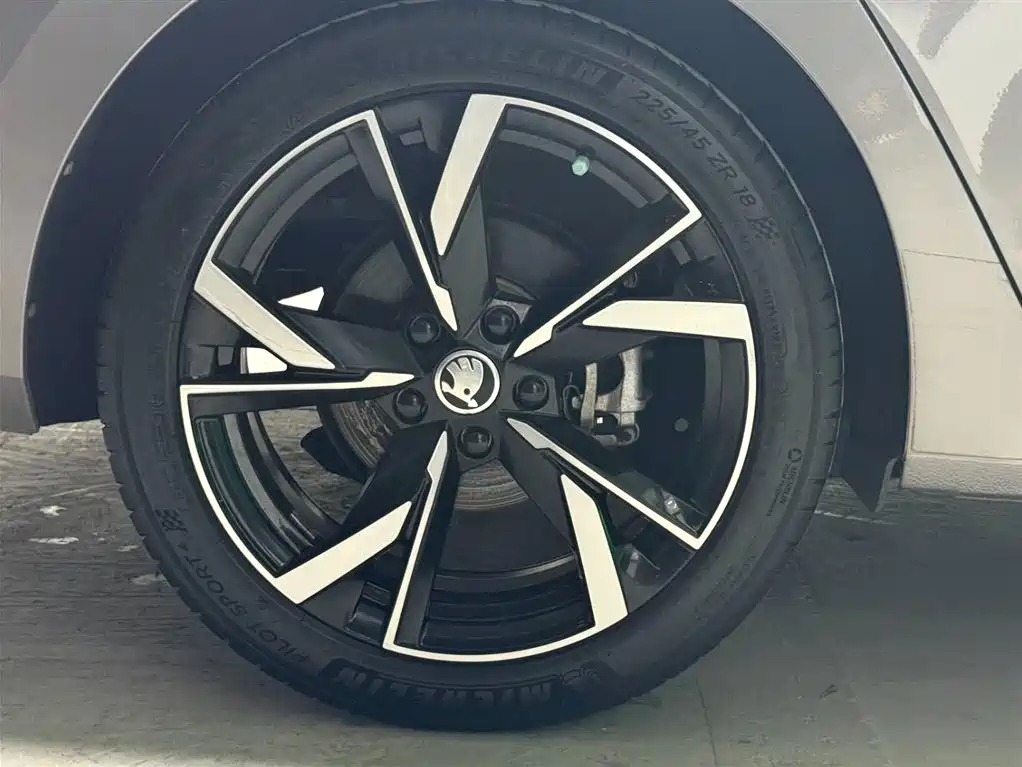 Skoda Octavia 2021 — фото 17