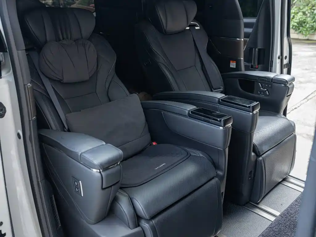Toyota Alphard 2024 — фото 19