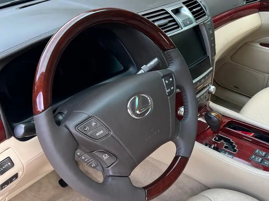 Lexus LS 2010 — фото 19