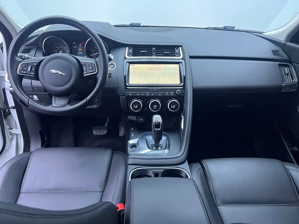 Jaguar E-PACE 2020 — фото 14