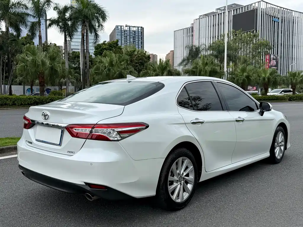 Toyota Camry 2022 — фото 4
