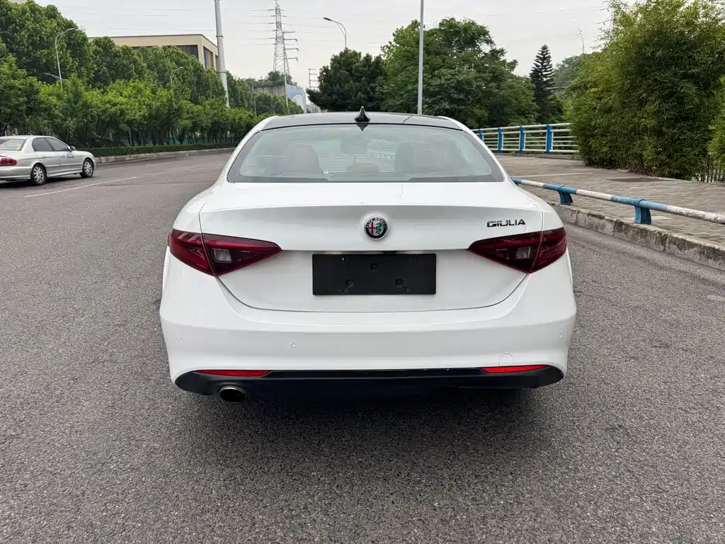 Alfa Romeo Giulia 2017 — фото 8