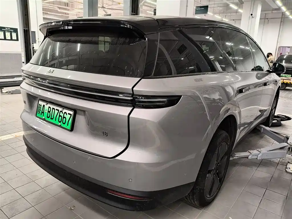 Li Auto i8 2025