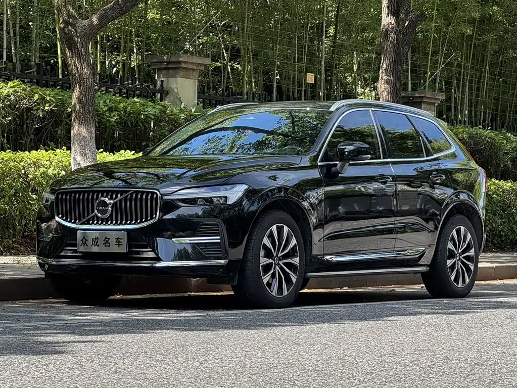 Volvo XC60 2023 — фото 1