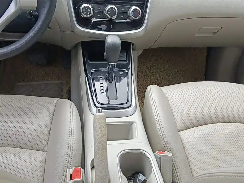 Nissan Tiida 2016 — фото 14