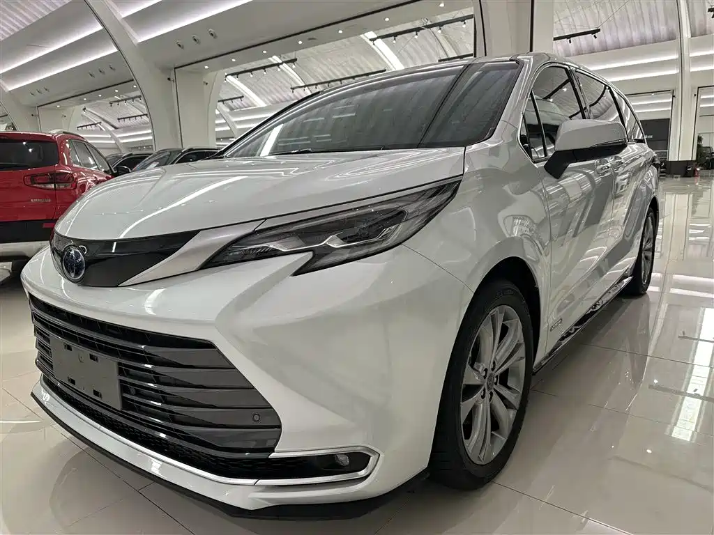 Toyota Sienna 2023 — фото 1