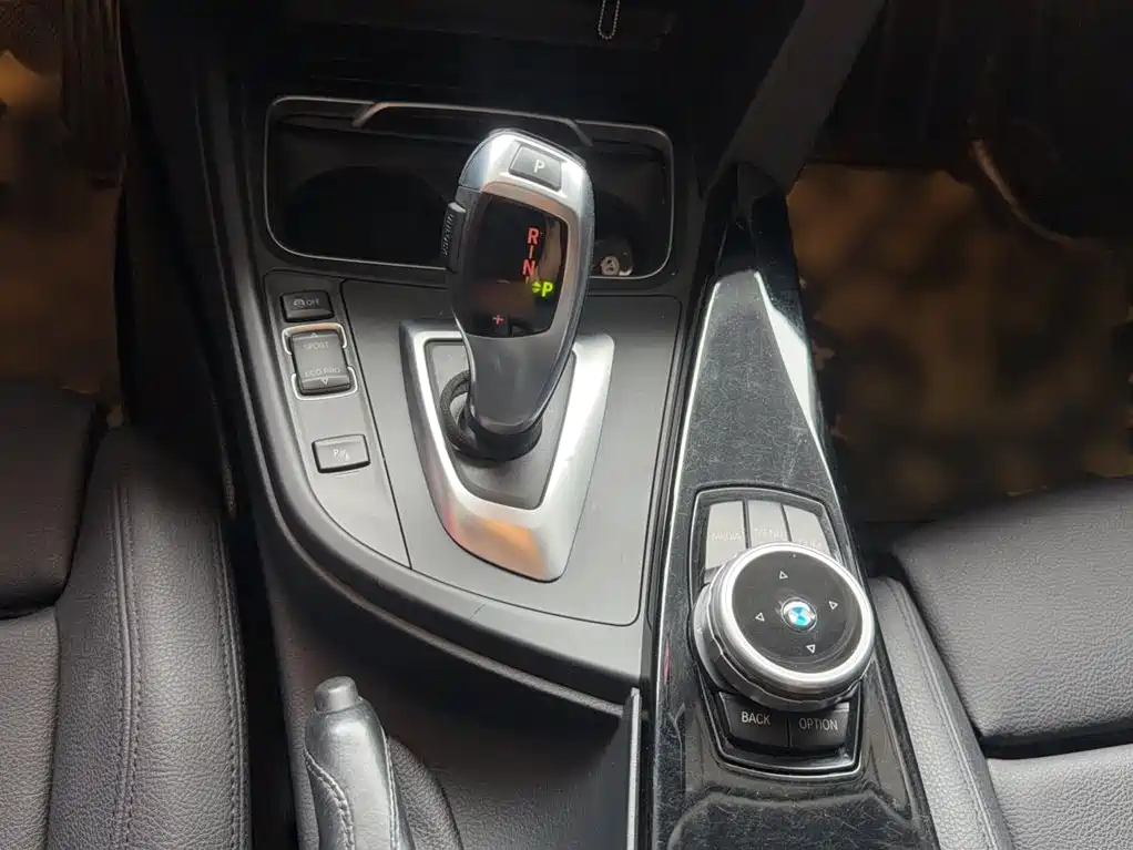 BMW 3 Series 2018 — фото 13